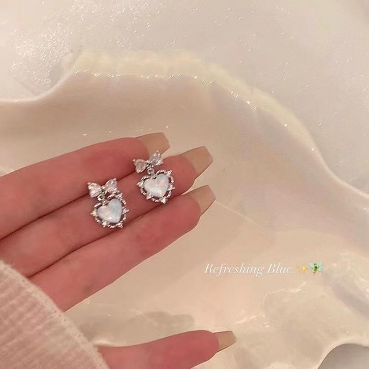 Korean version cute versatile design sense zircon bow stud earrings light luxury high temperament gentle love earrings
Korean version cute versatile design sense zircon bow stud earrings light luxury high temperament gentle love earrings