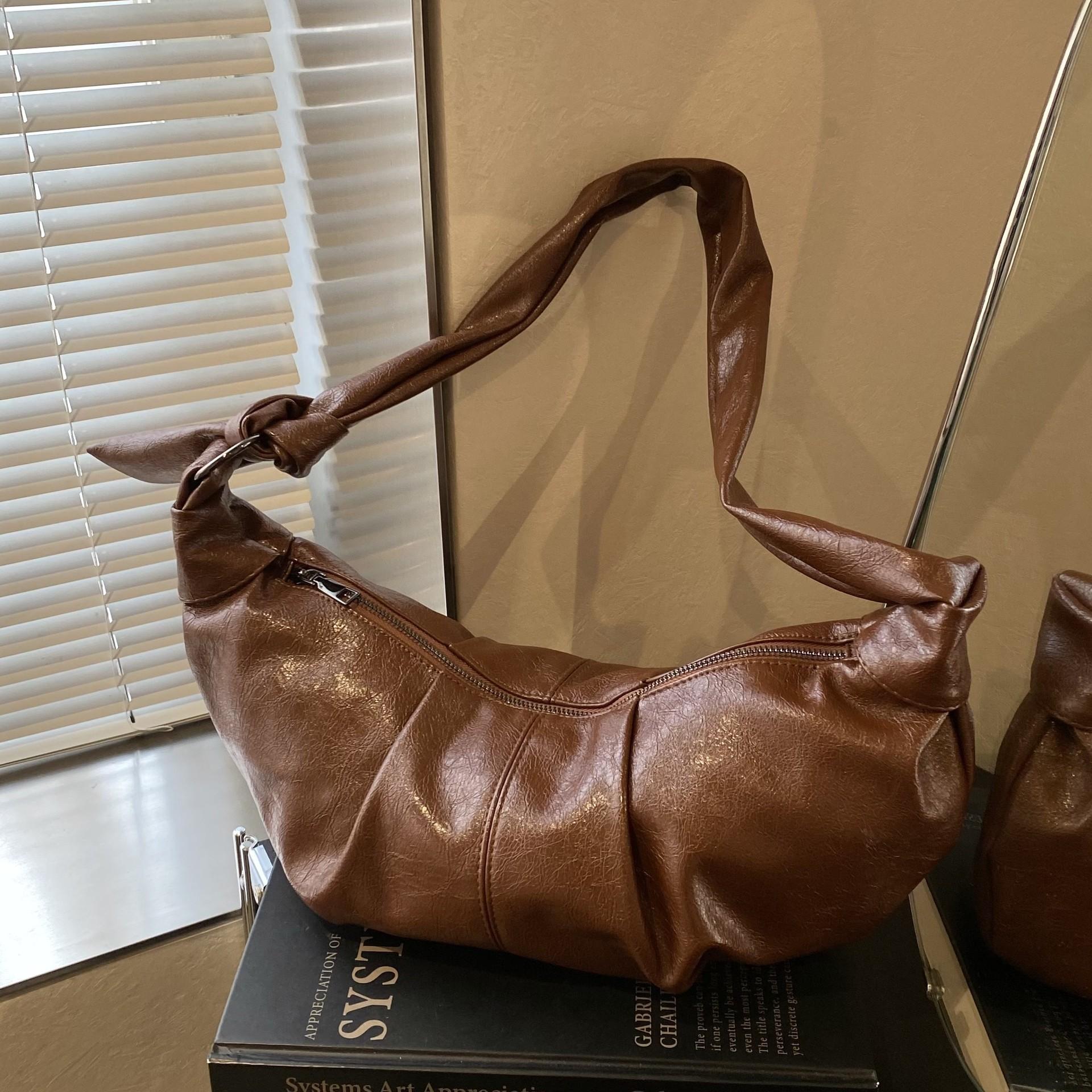Large Capacity Retro Soft Leather Pleated Dumpling Bag Lazy Style Casual Horn Shoulder Messenger Bag коричневый
Large Capacity Retro Soft Leather Pleated Dumpling Bag Lazy Style Casual Horn Shoulder Messenger Bag коричневый