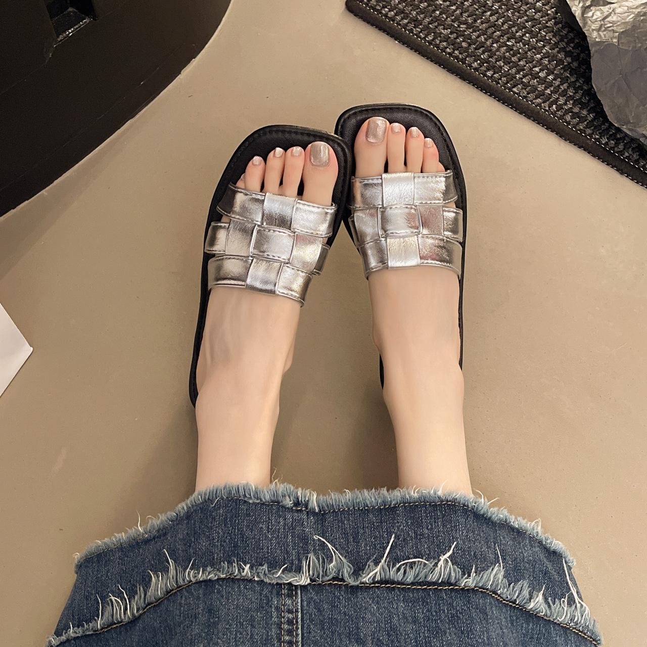 New versatile flat-bottomed cool summer French one-word soft-soled slippers slippers women s retro beach weaving temperament 40 срібний
New versatile flat-bottomed cool summer French one-word soft-soled slippers slippers women s retro beach weaving temperament 40 срібний