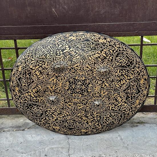 Новый средневековый исламский щит с тиснением Индо-Персидский щит Арабская надпись Металлический щит Реплика брони Щит
Новый средневековый исламский щит с тиснением Индо-Персидский щит Арабская надпись Металлический щит Реплика брони Щит