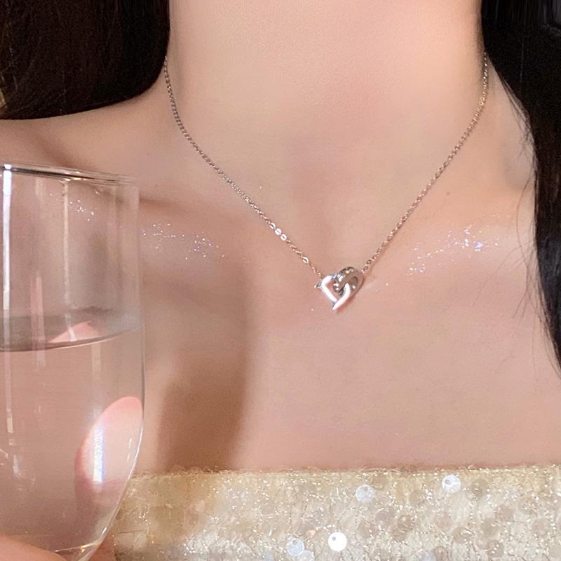 Letter Pendant Titanium Steel Necklace for Women - Elegant Light Luxury Clavicle Chain with Double Ring Design
Letter Pendant Titanium Steel Necklace for Women - Elegant Light Luxury Clavicle Chain with Double Ring Design