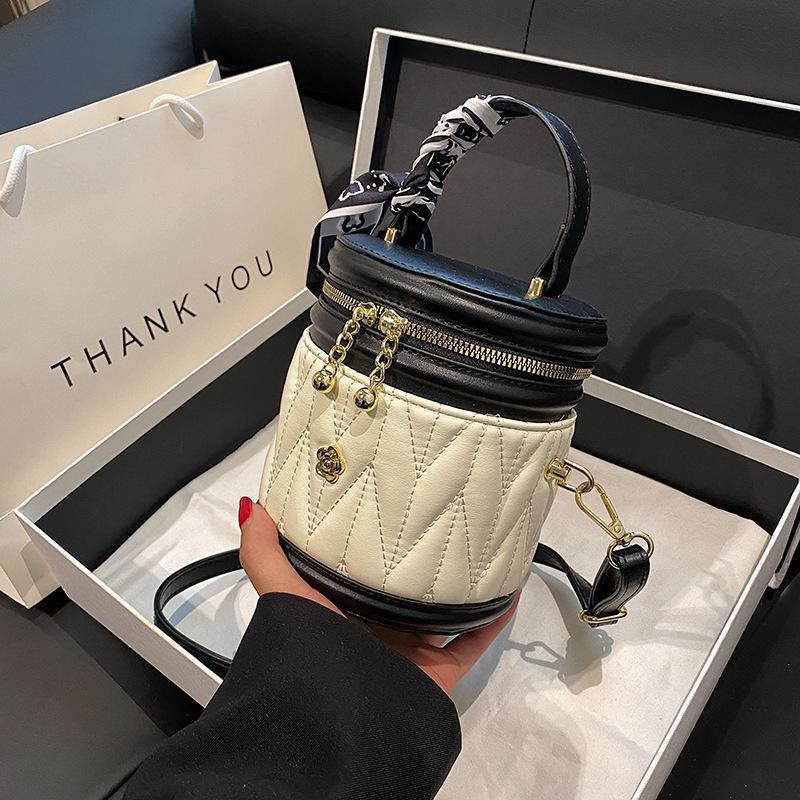 Rhombus embroidery thread bucket bag women s 2025 new rich bucket shoulder bag versatile high-end messenger bag handbag белый
Rhombus embroidery thread bucket bag women s 2025 new rich bucket shoulder bag versatile high-end messenger bag handbag белый