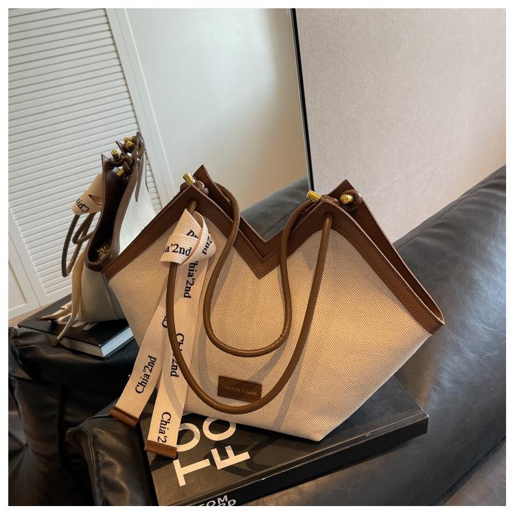 Niche design bag women s 2025 new summer fashion armpit bag high-end commuting class shoulder tote bag 38*13*24 темно-коричневого кольору
Niche design bag women s 2025 new summer fashion armpit bag high-end commuting class shoulder tote bag 38*13*24 темно-коричневого кольору