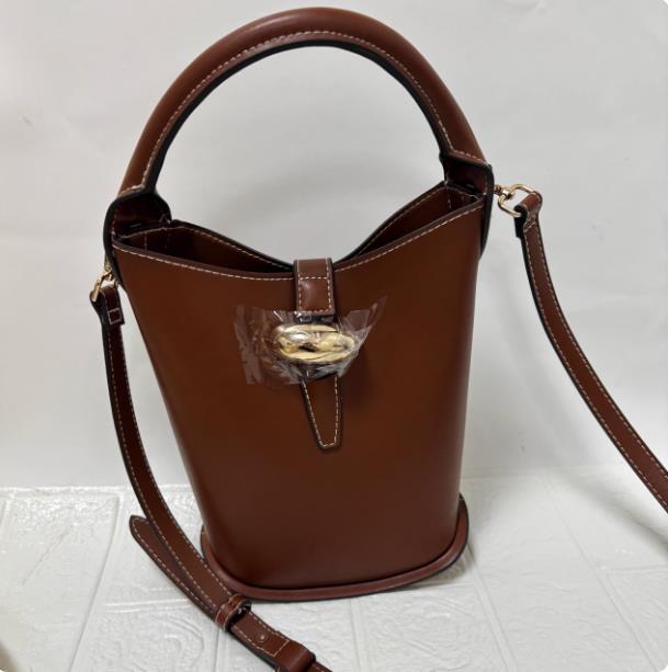 Fashionable Bucket Bag Women s Crossbody Phone Bag Simple High Aesthetic Single Shoulder Crossbody Bag Versatile Stylish New
Fashionable Bucket Bag Women s Crossbody Phone Bag Simple High Aesthetic Single Shoulder Crossbody Bag Versatile Stylish New
