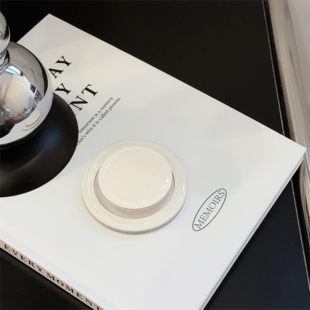 Простой однотонный магнитный держатель для телефона One size белый
Простой однотонный магнитный держатель для телефона One size белый