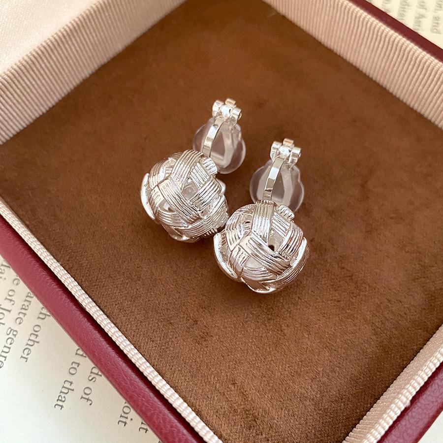 K real gold electroplated woven hollow round ear clips simple fashion earrings light luxury high-end earrings women
K real gold electroplated woven hollow round ear clips simple fashion earrings light luxury high-end earrings women