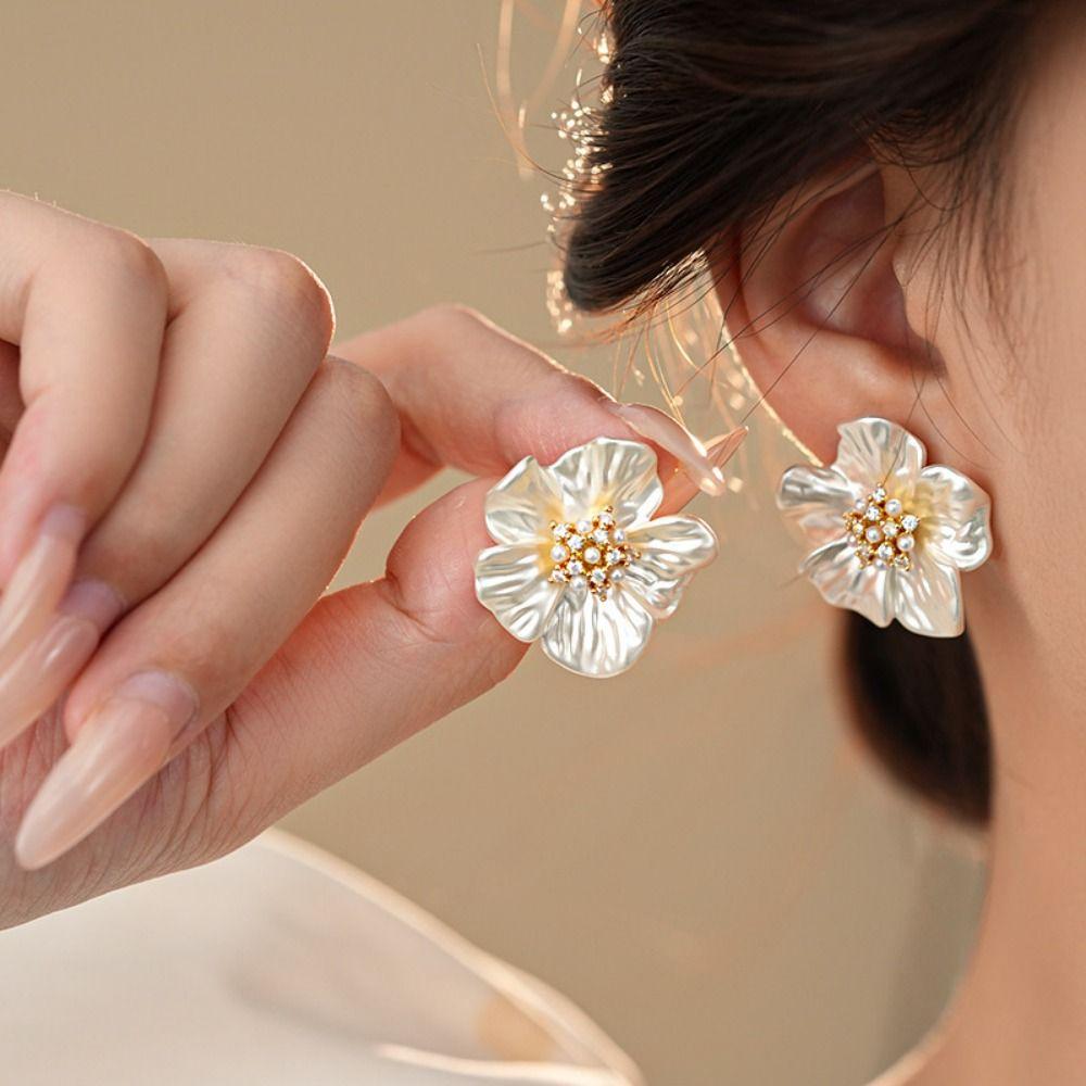 Camellia Shape Camellia Studs Earrings Light Luxury Ear Stud Stylish Flower Earrings Party Jewelry
Camellia Shape Camellia Studs Earrings Light Luxury Ear Stud Stylish Flower Earrings Party Jewelry