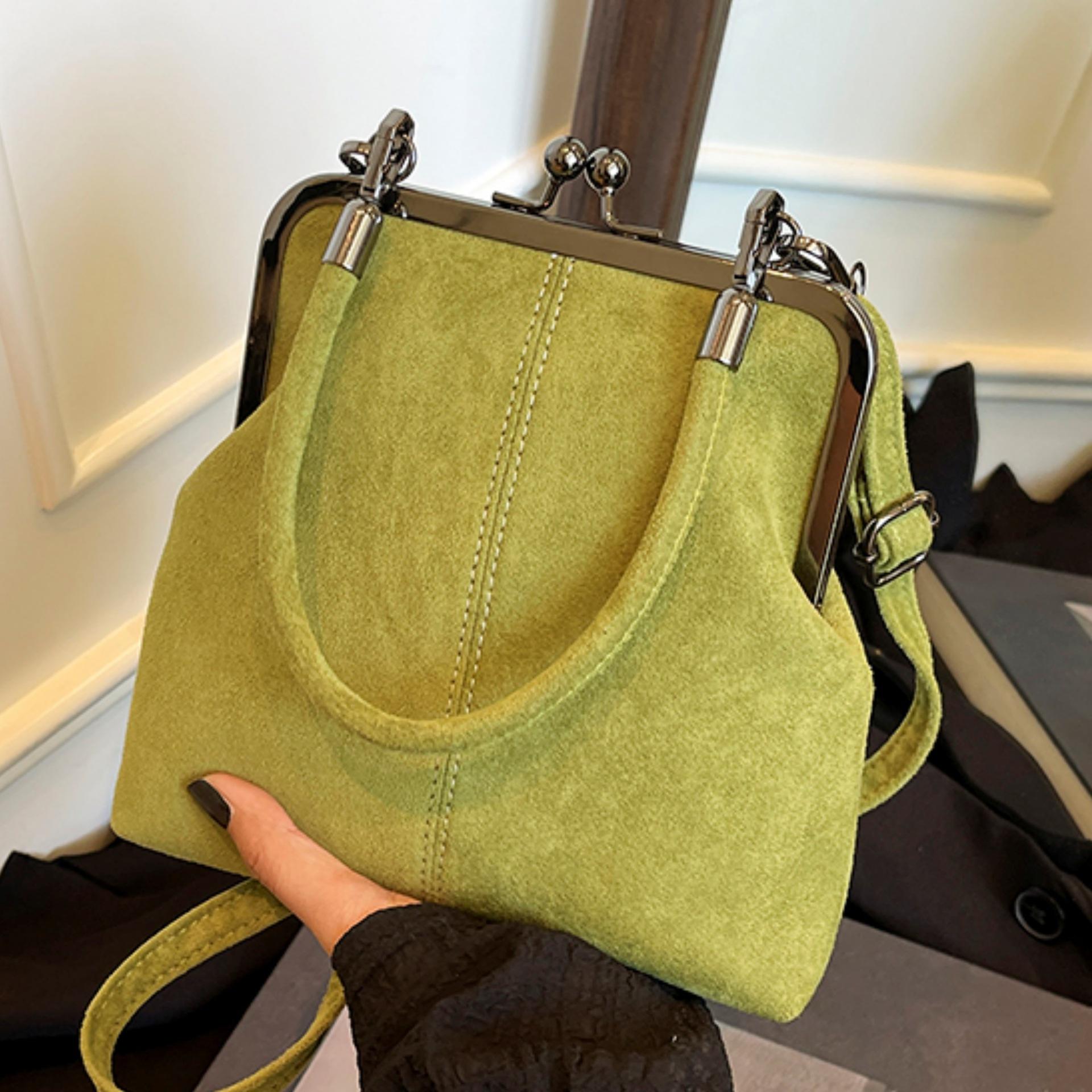 Niche shell women s bag, Korean version of versatile shoulder bag, textured crossbody clip bag, frosted design handbag зелений
Niche shell women s bag, Korean version of versatile shoulder bag, textured crossbody clip bag, frosted design handbag зелений
