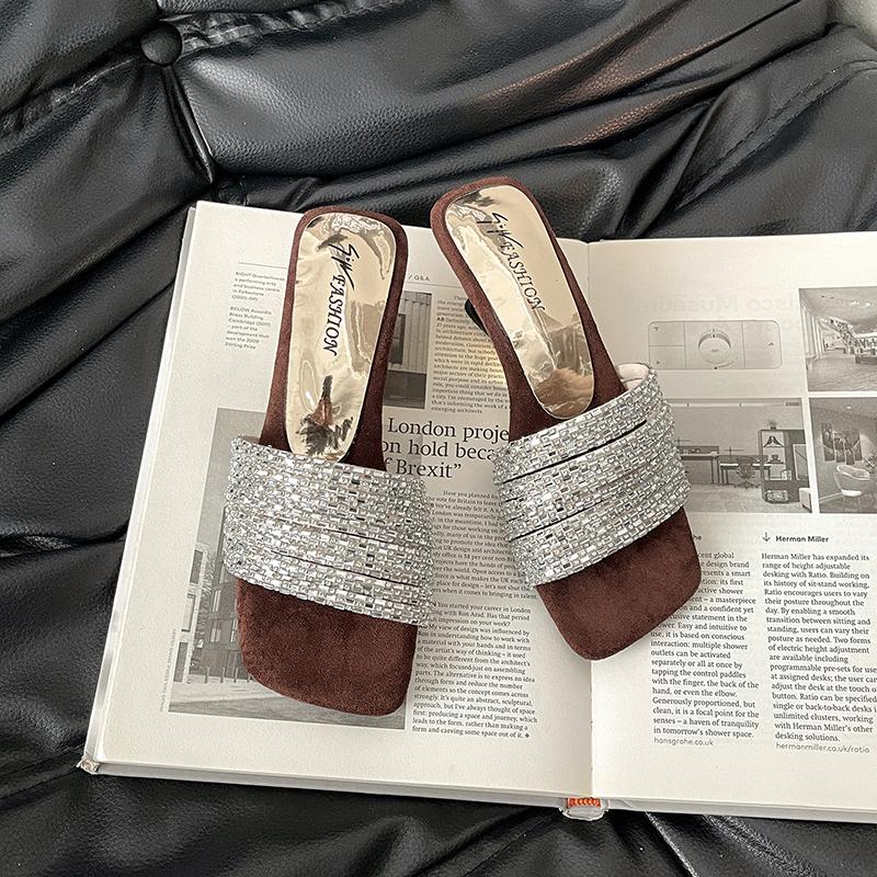 Дизайнерские летние шлепанцы в странном стиле для женщин, модные, с кристаллами, с квадратным носком, шлепанцы-слайды, женские, для вечеринок, платья, сандалии 35 коричневый
Дизайнерские летние шлепанцы в странном стиле для женщин, модные, с кристаллами, с квадратным носком, шлепанцы-слайды, женские, для вечеринок, платья, сандалии 35 коричневый