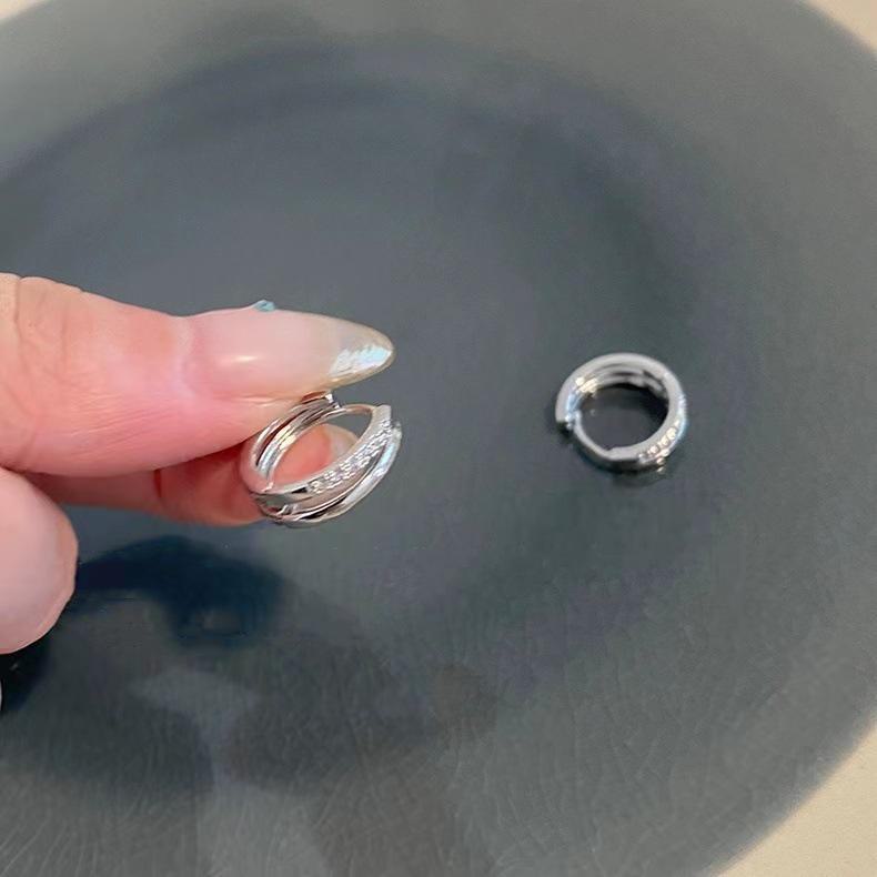 Двухслойные серьги-кольца из циркония: Модный, простой, универсальный стиль для женщин. micro-embellished
Двухслойные серьги-кольца из циркония: Модный, простой, универсальный стиль для женщин. micro-embellished