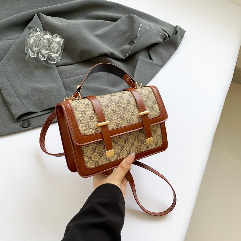 Модная нишевая женская сумка в иностранном стиле 2025 новая простая ретро повседневная маленькая квадратная сумка простая портативная на плечо сумка-мессенджер коричневый
Модная нишевая женская сумка в иностранном стиле 2025 новая простая ретро повседневная маленькая квадратная сумка простая портативная на плечо сумка-мессенджер коричневый