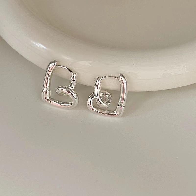 Corner Meets Love, Simple Niche Design Sense, Knotted Love Ear Buckle Women S Fashion Earrings
Corner Meets Love, Simple Niche Design Sense, Knotted Love Ear Buckle Women S Fashion Earrings