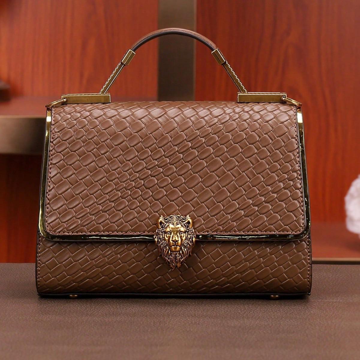 Trendy Lightweight Handbag: Versatile, Niche Design for Fashion-Forward Style 24.2x8.4x18cm коричневый
Trendy Lightweight Handbag: Versatile, Niche Design for Fashion-Forward Style 24.2x8.4x18cm коричневый