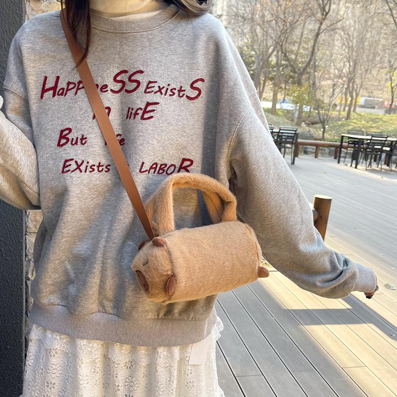 New autumn and winter capybara hand carry pillow bag girls sweet bucket one shoulder oblique span fashion plush bag коричневий
New autumn and winter capybara hand carry pillow bag girls sweet bucket one shoulder oblique span fashion plush bag коричневий