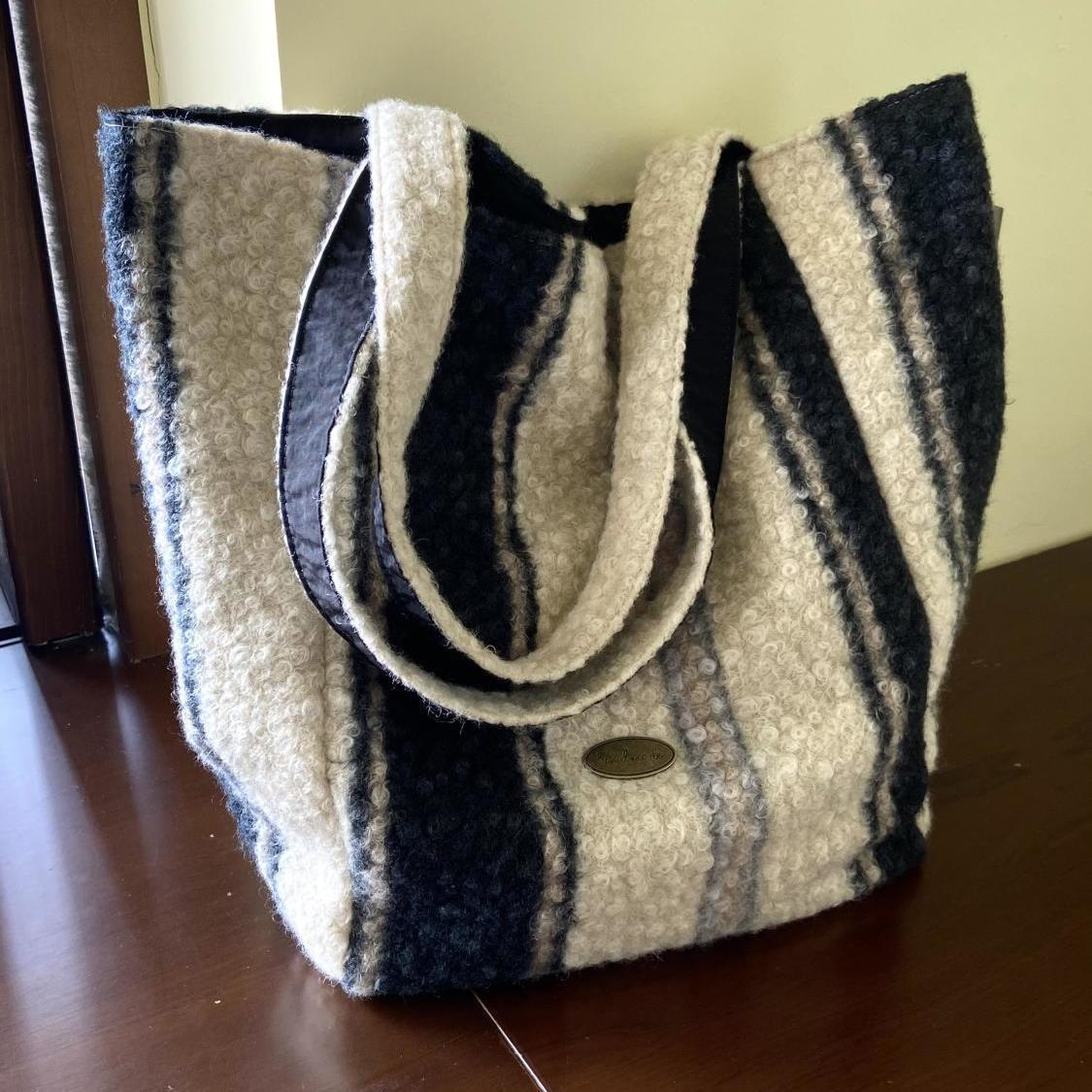 Retro Stripe Lambswool Tote Bag Women Korean Harajuku Large Capacity Shoulder Bag Ladies Everyday Commute Versatile Underarm Bag 48x37x20cm чорний
Retro Stripe Lambswool Tote Bag Women Korean Harajuku Large Capacity Shoulder Bag Ladies Everyday Commute Versatile Underarm Bag 48x37x20cm чорний