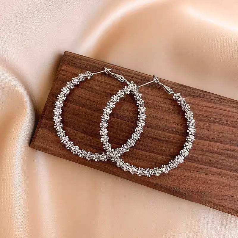 Универсальные серьги-кольца из серебра S925: Преувеличенные модные серьги-пусеты в корейском стиле
Универсальные серьги-кольца из серебра S925: Преувеличенные модные серьги-пусеты в корейском стиле