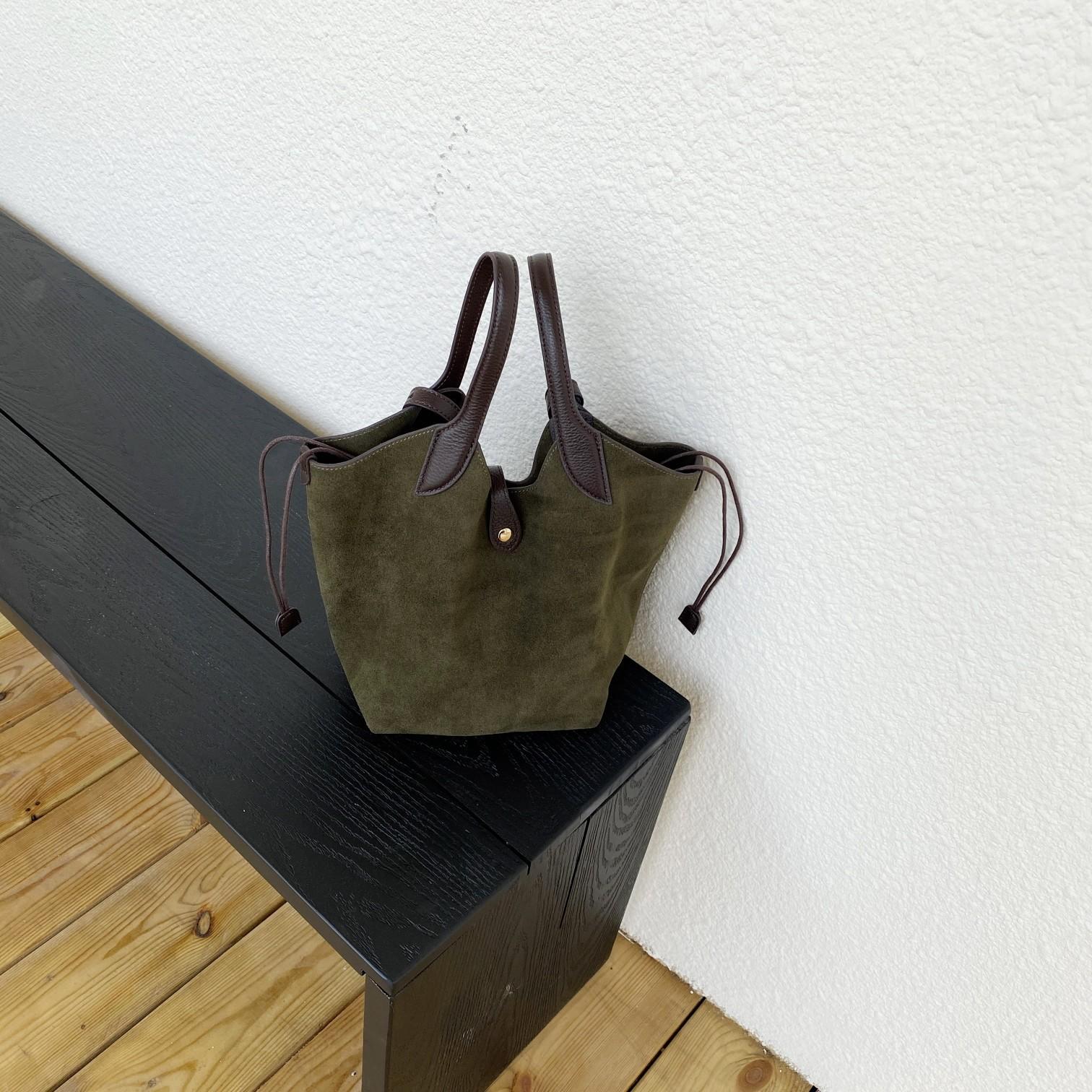 Premium matte cowhide handbag vegetable basket bucket bag autumn and winter tote handbag versatile shoulder messenger bag 18*16*23cm moss зелений колір
Premium matte cowhide handbag vegetable basket bucket bag autumn and winter tote handbag versatile shoulder messenger bag 18*16*23cm moss зелений колір