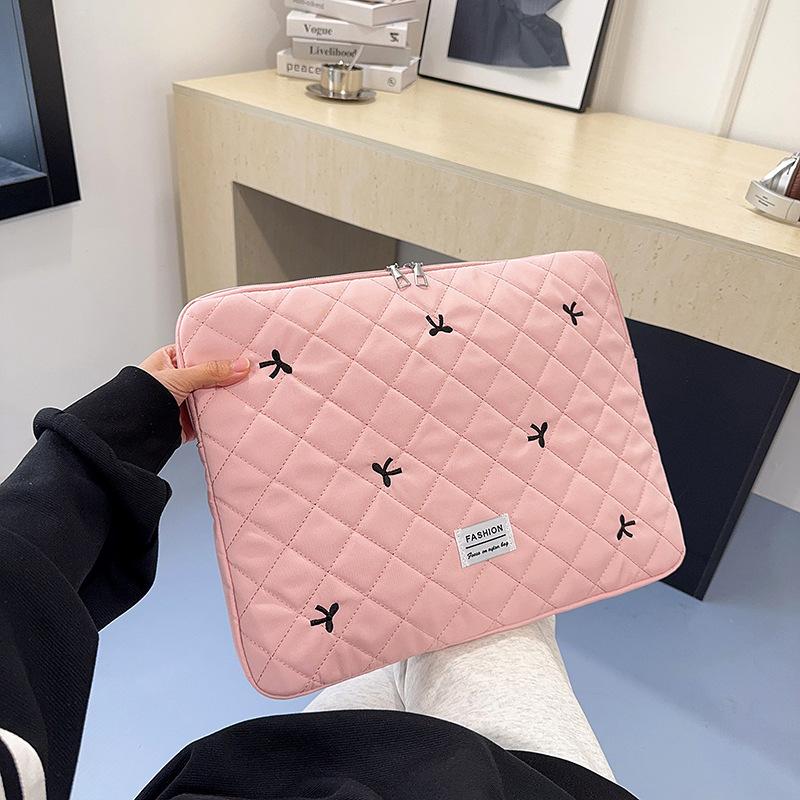 Autumn and winter new niche design rhombus high-end clutch bag is now popular temperament simple women s bag trend
Autumn and winter new niche design rhombus high-end clutch bag is now popular temperament simple women s bag trend