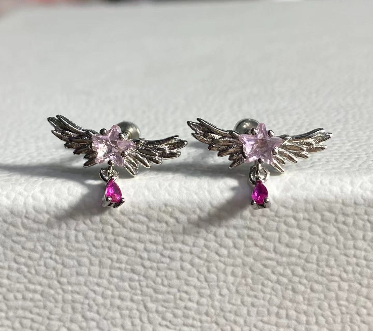 Pink Ear Bone Nail Flat Bottom Love Wings Sweet Cool Small Cochlear Nail Titanium Steel Screw Earrings
Pink Ear Bone Nail Flat Bottom Love Wings Sweet Cool Small Cochlear Nail Titanium Steel Screw Earrings