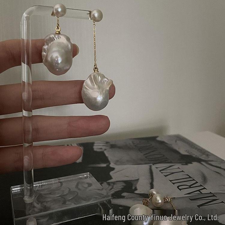 Elegant Retro Baroque Pearl Earrings: New Slimming Design, Light Luxury Dangle, High-End Ear Studs
Elegant Retro Baroque Pearl Earrings: New Slimming Design, Light Luxury Dangle, High-End Ear Studs