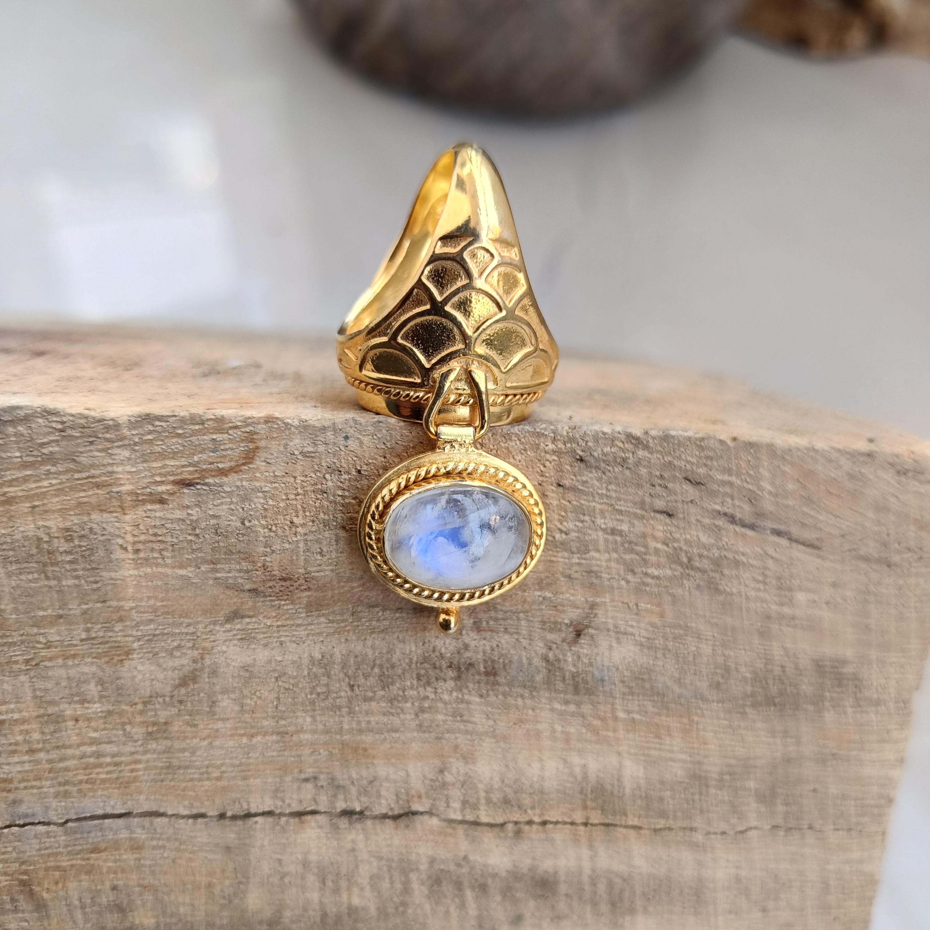 Poison Box Moonstone Ring ,,Compartment Ring, Secret Message Ring, Openable Poison Ring ,Gold Poisoner Ring, Natural Moonstone Poison Ring , 6 золотий
Poison Box Moonstone Ring ,,Compartment Ring, Secret Message Ring, Openable Poison Ring ,Gold Poisoner Ring, Natural Moonstone Poison Ring , 6 золотий