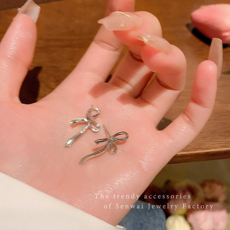 Line bow earrings for spring and summer Women s cold wind stud earrings Temperament Internet celebrity ears
Line bow earrings for spring and summer Women s cold wind stud earrings Temperament Internet celebrity ears