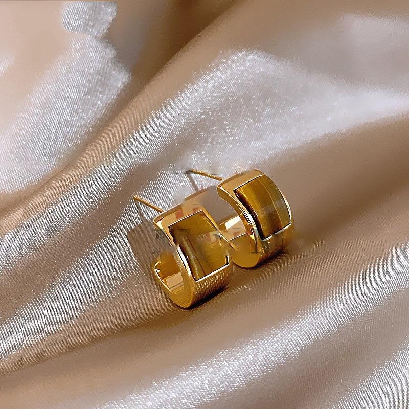 14K oil drop C-shaped stud earrings fashion niche personality design sense earrings ins light luxury earrings
14K oil drop C-shaped stud earrings fashion niche personality design sense earrings ins light luxury earrings