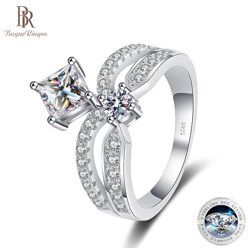 Bague Ringen Four Claw 1,3 карата Принцесса Огранка Муассанит CROWM Кольцо S925 Серебряная пластина Pt950 Платиновые украшения для женской свадьбы
Bague Ringen Four Claw 1,3 карата Принцесса Огранка Муассанит CROWM Кольцо S925 Серебряная пластина Pt950 Платиновые украшения для женской свадьбы