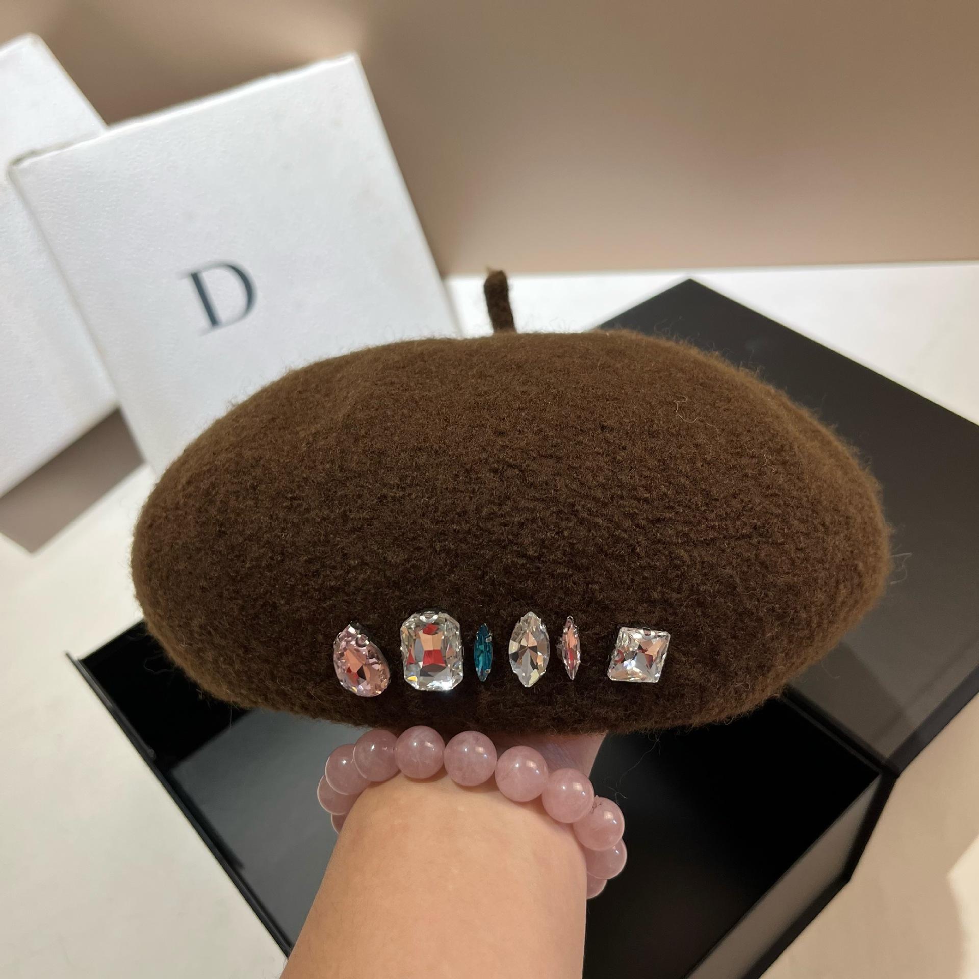 Maillard Style Wool Beret Sweet Small Fragrant Wind Rhinestone Painter Hat Japanese Trendy Brand Octagonal Hat M(56-58cm) темно-коричневого кольору
Maillard Style Wool Beret Sweet Small Fragrant Wind Rhinestone Painter Hat Japanese Trendy Brand Octagonal Hat M(56-58cm) темно-коричневого кольору
