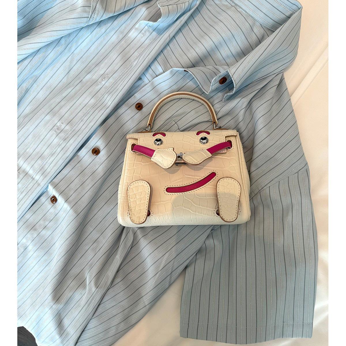 Верхний слой из воловьей кожи с матовым крокодиловым узором, сумка со смайликом, высококачественная белая сумка Millennium Doll, женская мини-сумка через плечо 16x6x13cm белый
Верхний слой из воловьей кожи с матовым крокодиловым узором, сумка со смайликом, высококачественная белая сумка Millennium Doll, женская мини-сумка через плечо 16x6x13cm белый