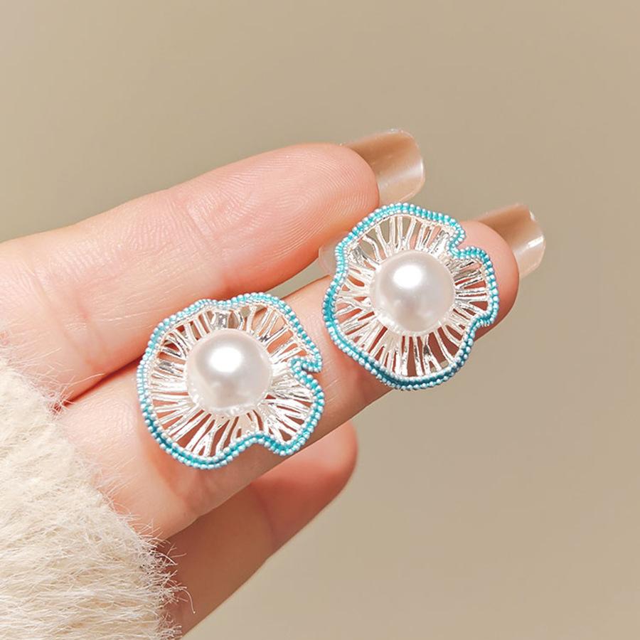 Oil drop pearl hollow butterfly earrings temperament exquisite high-end stud earrings fashion personality versatile earrings women
Oil drop pearl hollow butterfly earrings temperament exquisite high-end stud earrings fashion personality versatile earrings women