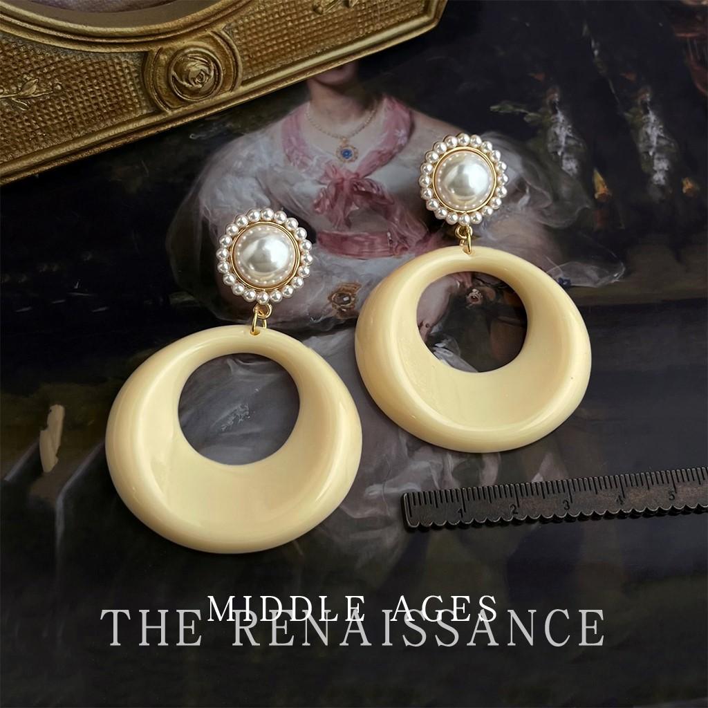Round geometric pearl stud earrings retro exaggerated Hong Kong style earrings light luxury niche earrings
Round geometric pearl stud earrings retro exaggerated Hong Kong style earrings light luxury niche earrings