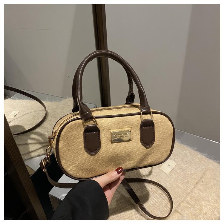 Осень и зима новая нишевая сумочка женская повседневная простая сумка-боулинг сумка на плечо хаки
Осень и зима новая нишевая сумочка женская повседневная простая сумка-боулинг сумка на плечо хаки