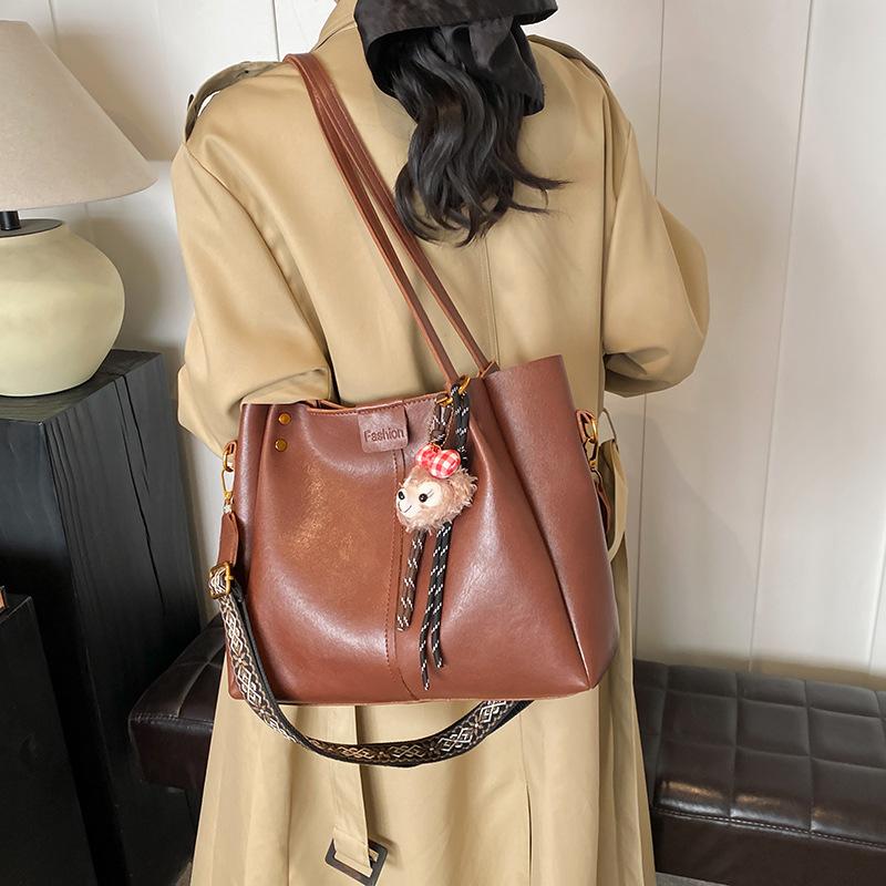 Retro large-capacity commuter tote bag 2025 new handbag texture wide shoulder strap messenger bag shoulder bag 37*9.5*27 чёрный
Retro large-capacity commuter tote bag 2025 new handbag texture wide shoulder strap messenger bag shoulder bag 37*9.5*27 чёрный