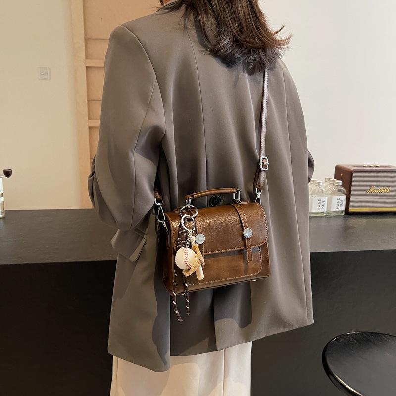 Niche American texture portable small bag women s 2025 new trendy versatile commuter bag shoulder messenger bag 19*9*15 чёрный
Niche American texture portable small bag women s 2025 new trendy versatile commuter bag shoulder messenger bag 19*9*15 чёрный