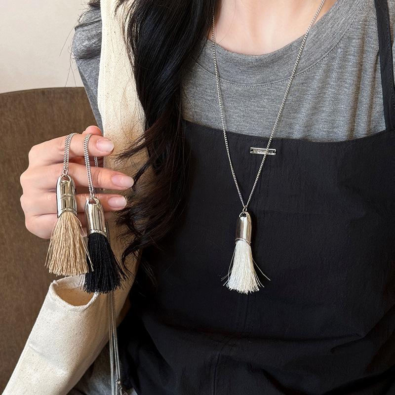 Tassel Brush Pendant Necklace Niche Design Temperament Sweater Chain Light Luxury Simple Versatile Jewelry Women
Tassel Brush Pendant Necklace Niche Design Temperament Sweater Chain Light Luxury Simple Versatile Jewelry Women