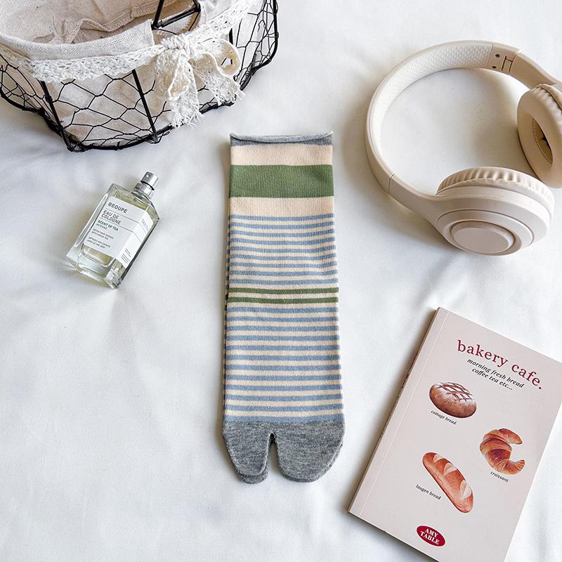 Two-toed Sock with Rolled Edges and Rounded Toes, Divided Toes, Anti-odor and Moisture-absorbing Sports Socks for Toes and Thumbs. 1 pair
Two-toed Sock with Rolled Edges and Rounded Toes, Divided Toes, Anti-odor and Moisture-absorbing Sports Socks for Toes and Thumbs. 1 pair