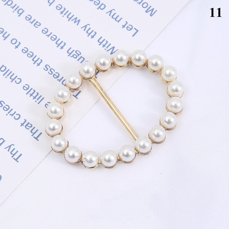 1Pcs Pearl Rhinestone Clothing Corner Knot Buckle Waist Buckle Silk Scarf Clothes T-Shirt Shirt Hem Buckle Luxury Decorative
1Pcs Pearl Rhinestone Clothing Corner Knot Buckle Waist Buckle Silk Scarf Clothes T-Shirt Shirt Hem Buckle Luxury Decorative