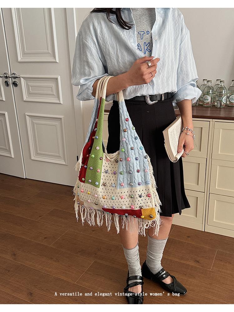 Beaded Design Tassel Knit Shoulder Bags for Women Ctrast Color Patchwork Ladies Handbags Large Capacity Female Woven Tote
Beaded Design Tassel Knit Shoulder Bags for Women Ctrast Color Patchwork Ladies Handbags Large Capacity Female Woven Tote