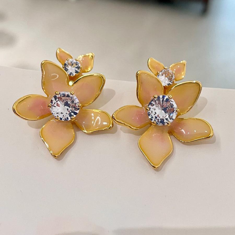 Zircon three-dimensional flower earrings light luxury simple high-end stud earrings fashion temperament versatile earrings women
Zircon three-dimensional flower earrings light luxury simple high-end stud earrings fashion temperament versatile earrings women