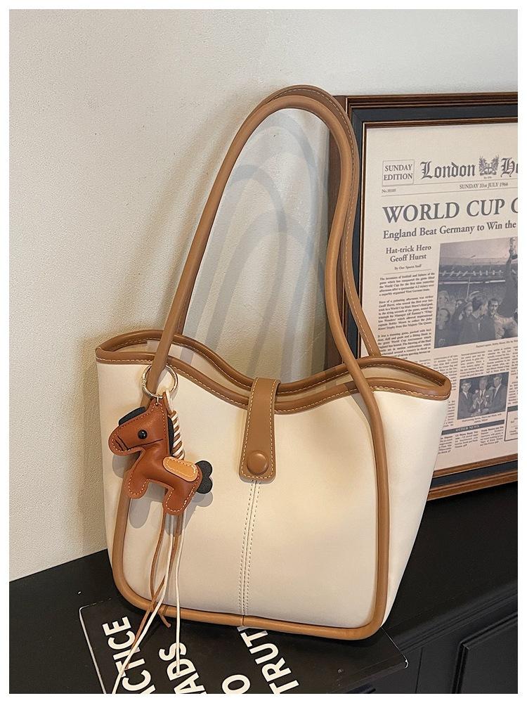 Vintage-style Bag Are Popular for Single-shoulder, Large-capacity, Commuter Tote or Bucket Bag With pendant хакі/білий
Vintage-style Bag Are Popular for Single-shoulder, Large-capacity, Commuter Tote or Bucket Bag With pendant хакі/білий