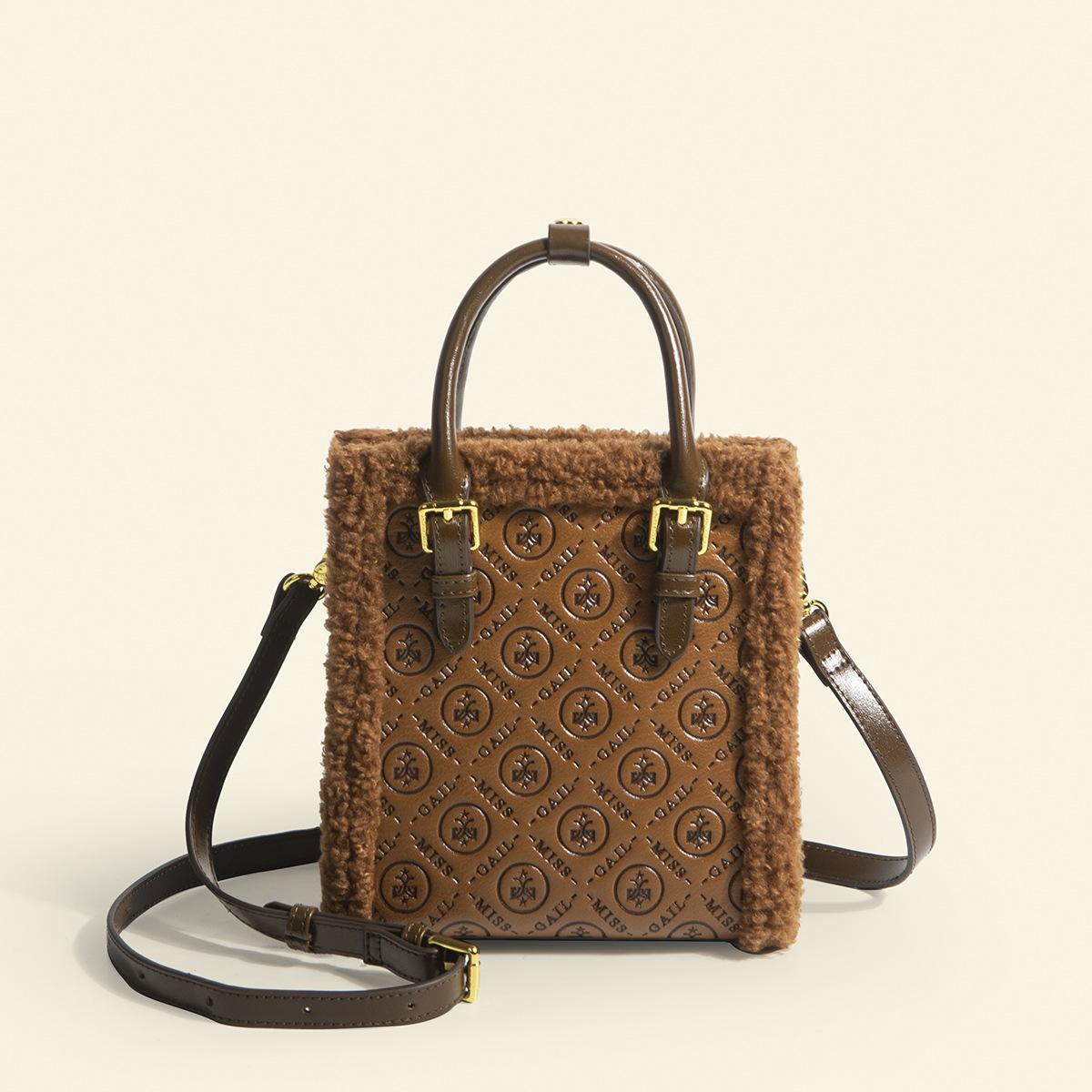 Women s Spring/Summer New Lamb Wool Handbag Mini Tote Bag High-Quality Versatile Commuting Small Square Bag коричневый
Women s Spring/Summer New Lamb Wool Handbag Mini Tote Bag High-Quality Versatile Commuting Small Square Bag коричневый