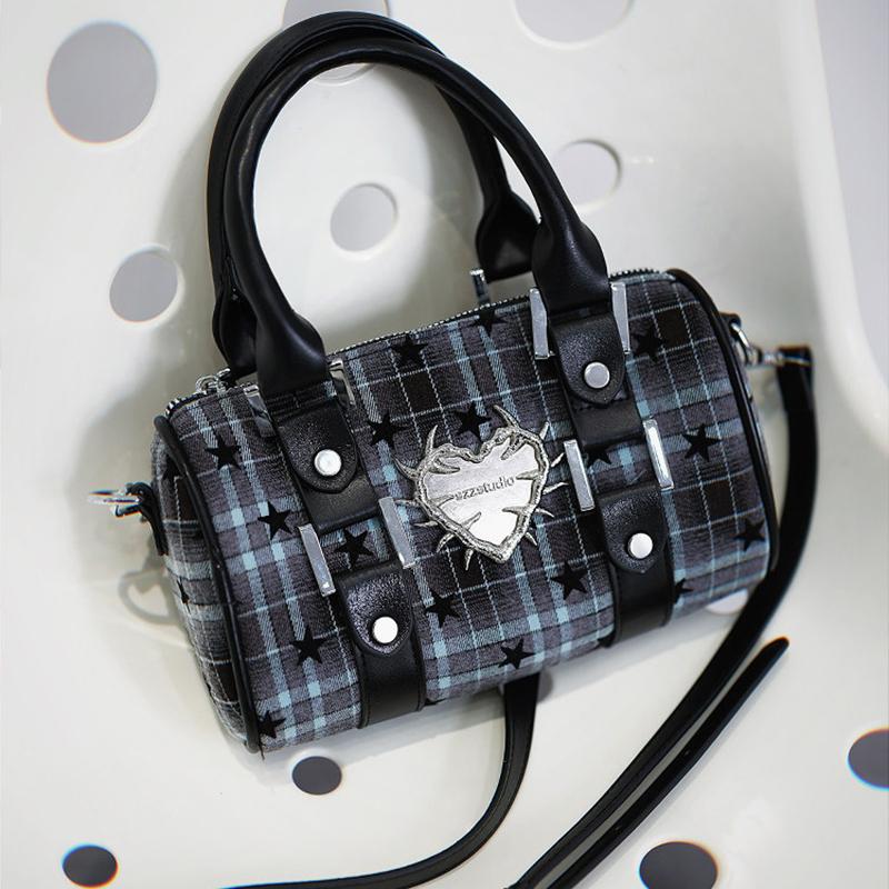 Goth Plaid Boston Bag With Heart Charm Y2k Star Print Mini Shoulder Handbag Women Alternative Fashion Satchel Purse Crossbodybag 21x7x12.5cm
Goth Plaid Boston Bag With Heart Charm Y2k Star Print Mini Shoulder Handbag Women Alternative Fashion Satchel Purse Crossbodybag 21x7x12.5cm