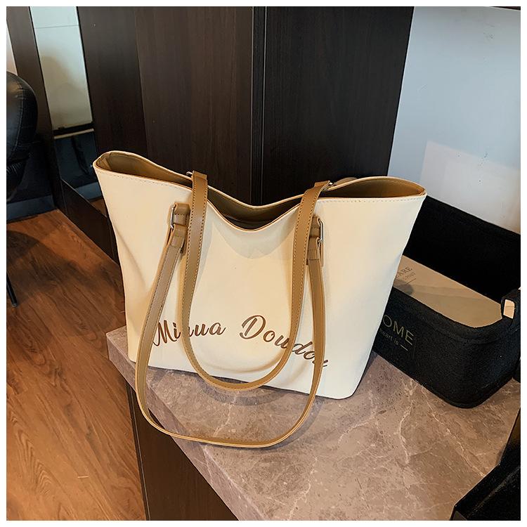 Simple large-capacity tote bag, classic alphabet women s bag new fashion shoulder bag чёрный
Simple large-capacity tote bag, classic alphabet women s bag new fashion shoulder bag чёрный