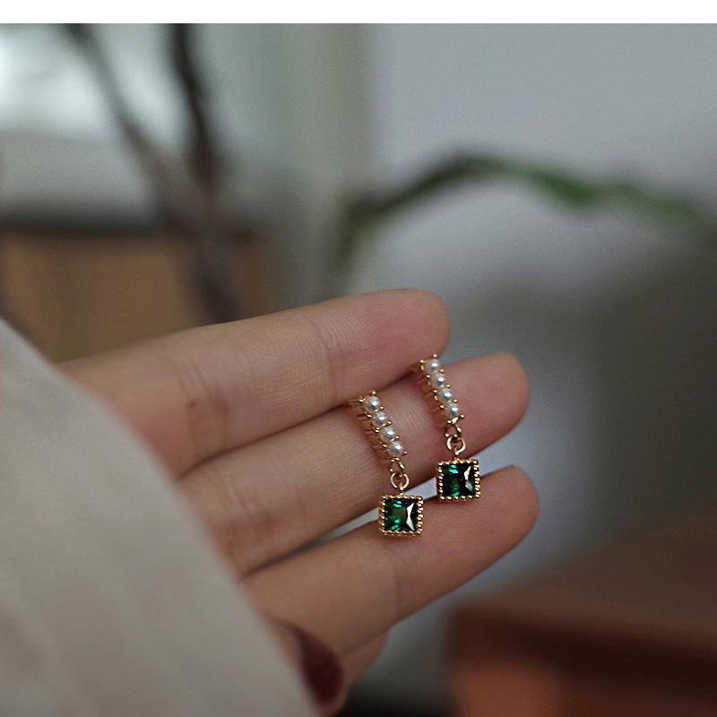 Винтажная французская изумрудная жемчужная серьга Короткие нежные серьги Простая серьга холодного ветра
Винтажная французская изумрудная жемчужная серьга Короткие нежные серьги Простая серьга холодного ветра