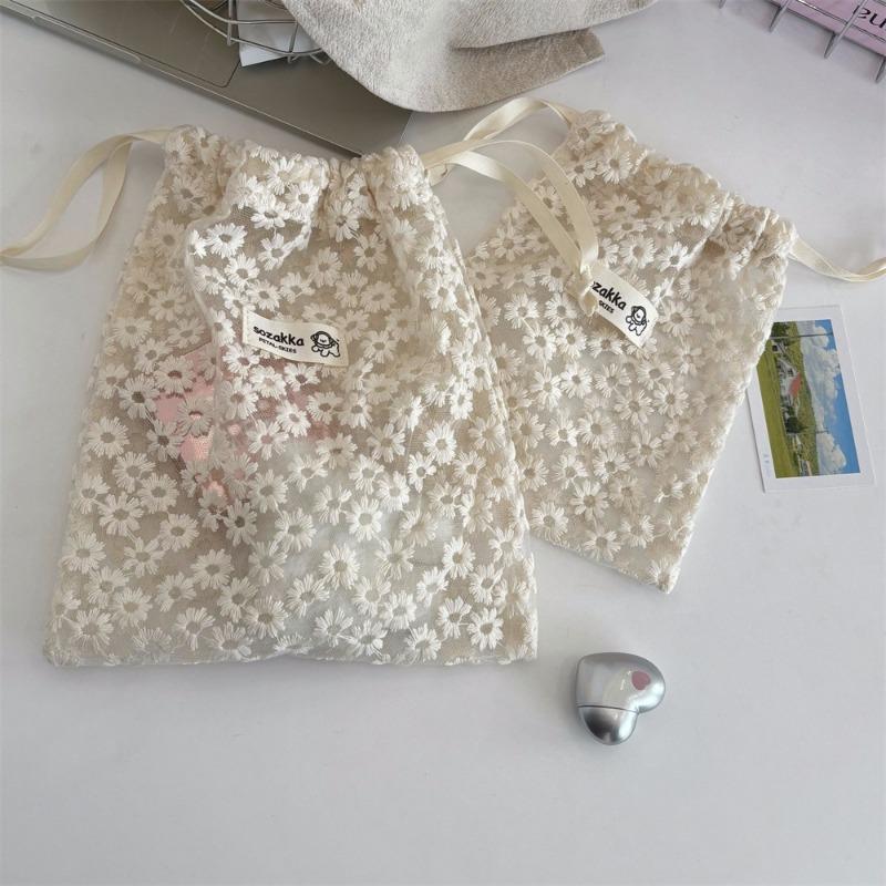 Lace Embroidered Daisy Mesh Drawstring Makeup Bag Cute Summer Travel Cosmetic Toiletry Organizer Storage Pouch for Accessories 16*20cm
Lace Embroidered Daisy Mesh Drawstring Makeup Bag Cute Summer Travel Cosmetic Toiletry Organizer Storage Pouch for Accessories 16*20cm