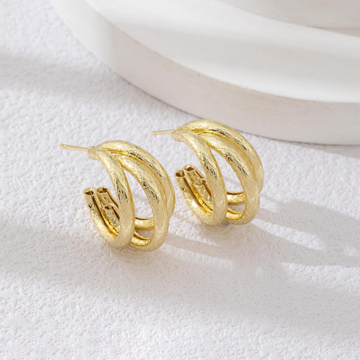 Fashion Exquisite Gold Color Geometric Three-layer Hollow Tube C-shaped Stud Earrings for Women Personality Simple Zircon Gifts золотий
Fashion Exquisite Gold Color Geometric Three-layer Hollow Tube C-shaped Stud Earrings for Women Personality Simple Zircon Gifts золотий