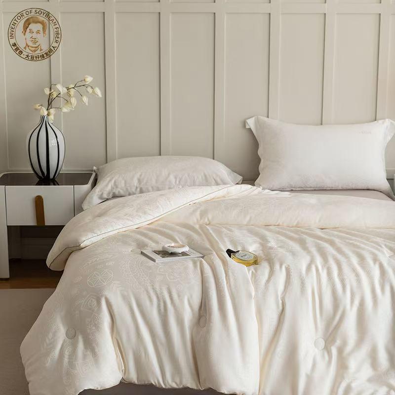Li Guanqi Supreme Soybean Satin Quilt - Four Seasons Warmth, 55% Soy Fiber, Ideal for Summer Air Conditioning (Single/Double) 150x200 cm
Li Guanqi Supreme Soybean Satin Quilt - Four Seasons Warmth, 55% Soy Fiber, Ideal for Summer Air Conditioning (Single/Double) 150x200 cm