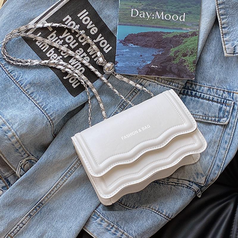 Today s popular fashion simple temperament small bag women s early autumn new versatile messenger bag small square bag
Today s popular fashion simple temperament small bag women s early autumn new versatile messenger bag small square bag