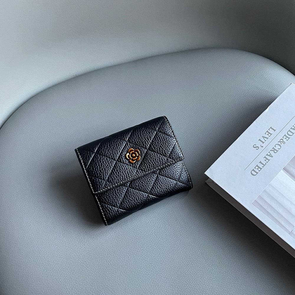 Classic Diamond Quilted Women Wallets Genuine Leather Caviar Short Wallet First Layer of Cowhide Purse Camellia Flower Billfold Without Logo сірий
Classic Diamond Quilted Women Wallets Genuine Leather Caviar Short Wallet First Layer of Cowhide Purse Camellia Flower Billfold Without Logo сірий